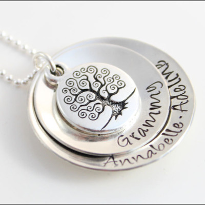 Personalisierte Geschenke für Oma | Kundenspezifische Großmutter Halskette - personifizierte silberne Halskette - Antik Baum des Lebens - Stacked Halskette mit Namen