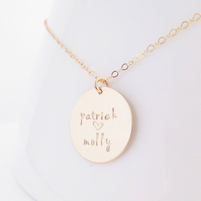 Personalisierte Gold Disc Halskette - Namen - Daten - Initialen - Herz - Handarbeit - handgestempelt - Mom Halskette - Baby Dusche - Jahrestag - Muttertag