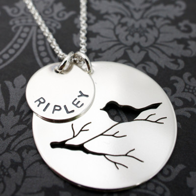 Personalisierte Mutter Vogel Halskette Vogel auf Zweig Halskette Hand gezeichnet - geschnitten - und Stamped Sterling Silber Charm mit Baby Namen