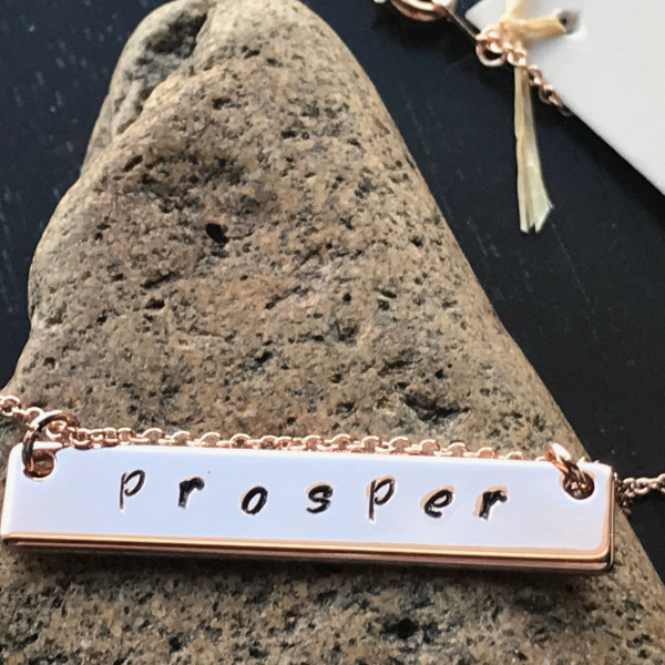 Rose Gold Hand Stamped Halskette Statement; Prosper - Bar Halskette - Geburtstag