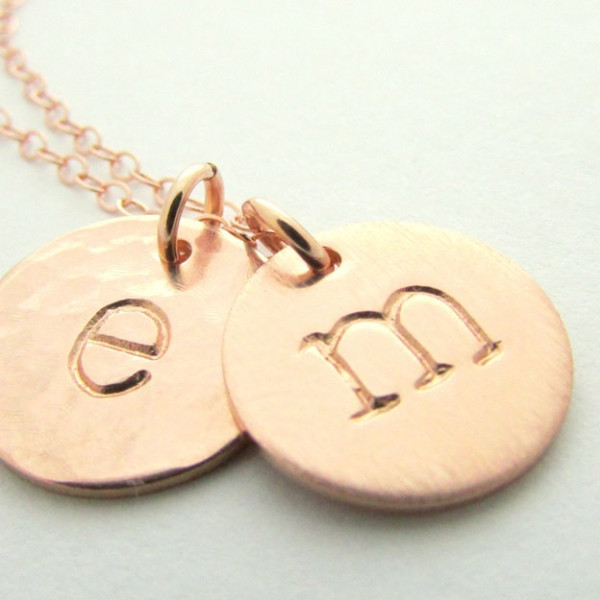 Rose Gold Initial Halskette mit Brief Charms | Gebürstet Hammered Shiny | 14K Gold Filled