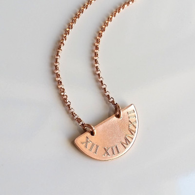Rose Gold römische Ziffer Halskette Rose Gold Disc Halskette Speichern Sie die Halskette Datum Personalisierte Datum Halskette Gravierte Halskette