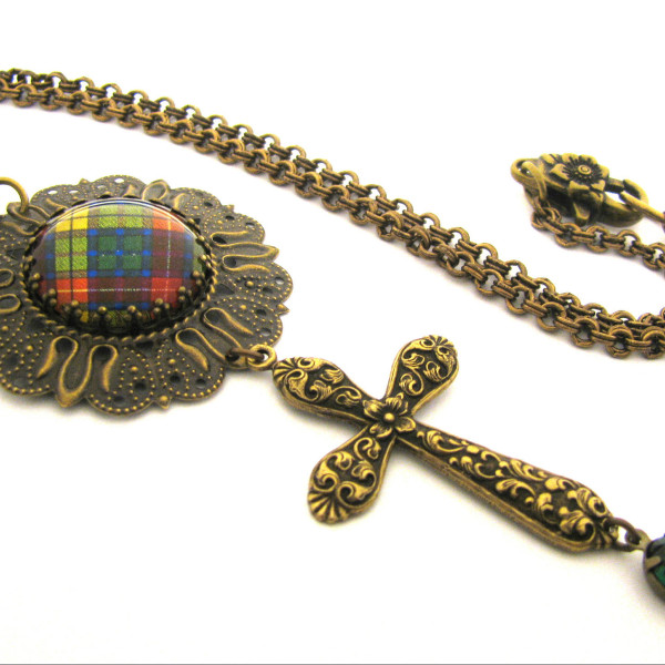 Scottish Tartan Schmuck Ancient Romance Serie Buchanan Repousse Kreuz Medaillon Halskette mit Smaragd Böhmische Glas Gem