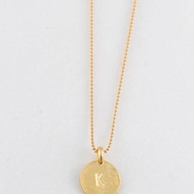 Simple „K“ Initial Minimal Goldhalskette Dainty Mattgold gehämmert Disc Empfindliche Handgemachter Schmuck Tiny Minimal Halskette