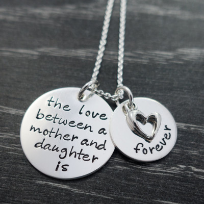 Die Liebe zwischen einer Mutter und Tochter ist für immer personalisierte Hand Stamped Halskette