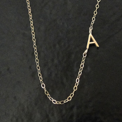 Tiny Sideways Initial Halskette Einzelne oder mehrere Initialen 14K SOLID GOLD - Brief Halskette - wie auf Audrina Patridge und Mila Kunis
