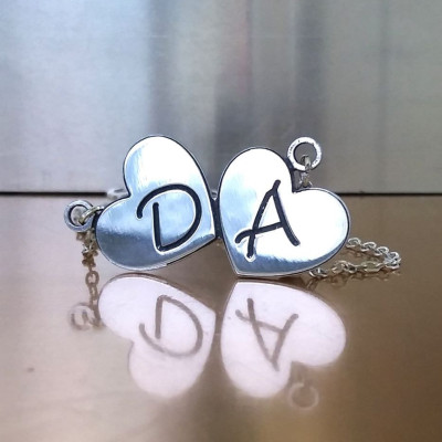 Zwei Herzen eingraviert Halskette - kundenspezifische ursprüngliche Halskette - kundenspezifische Namensschild - Valentinstag Geschenk - Aluminume Halskette - Liebeshalskette.