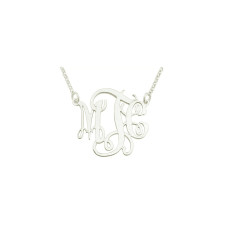Elegante Monogramm Halskette: Persönlicher Glanz & Handwerk