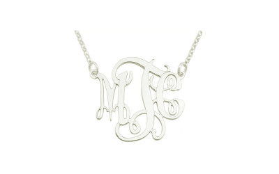 Elegante Monogramm Halskette: Persönlicher Glanz & Handwerk
