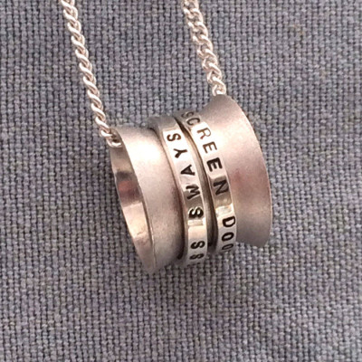 Personalisierte Silber Spinner Anhänger - Individuelle Gravur - Handgefertigt - Hochwertiges Geschenk