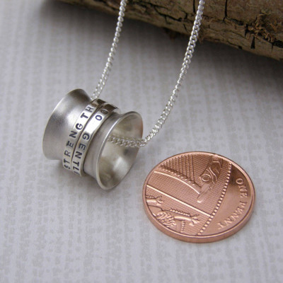 Personalisierte Silber Spinner Anhänger - Individuelle Gravur - Handgefertigt - Hochwertiges Geschenk