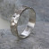 Unser Handgemachter Silber Band Ring: pure Eleganz, echtes Handwerk