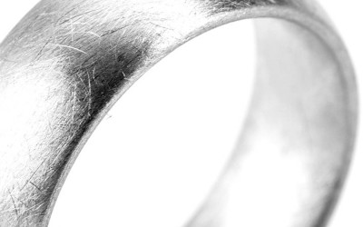 Der Breiter Herren Soft Pebble Ehering aus 18K Gold: Handwerk pur!