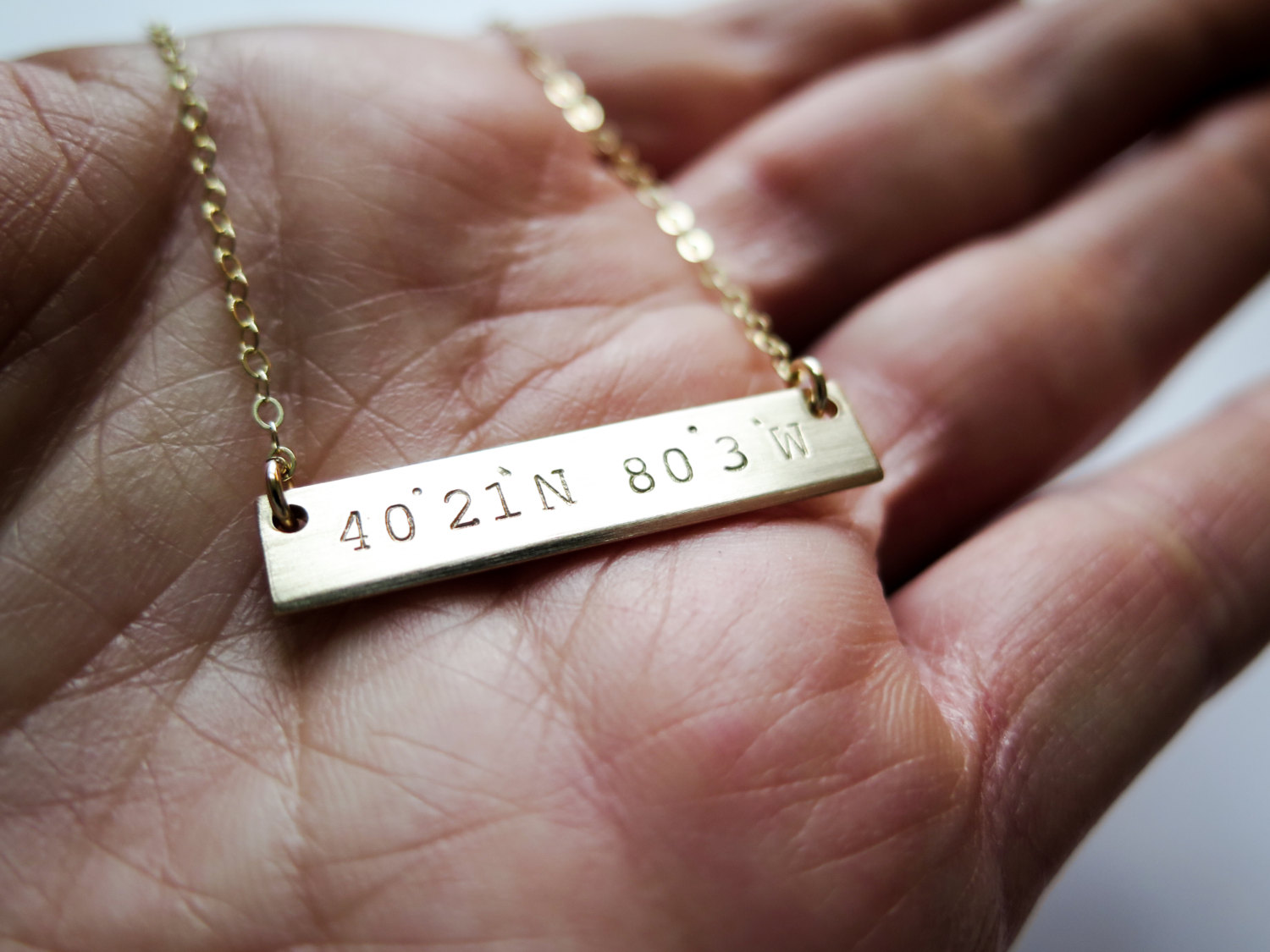 Personalisierte Koordinaten Goldbarren Halskette - Doppelseitig handgestempelt von Betsy Bauer Designs