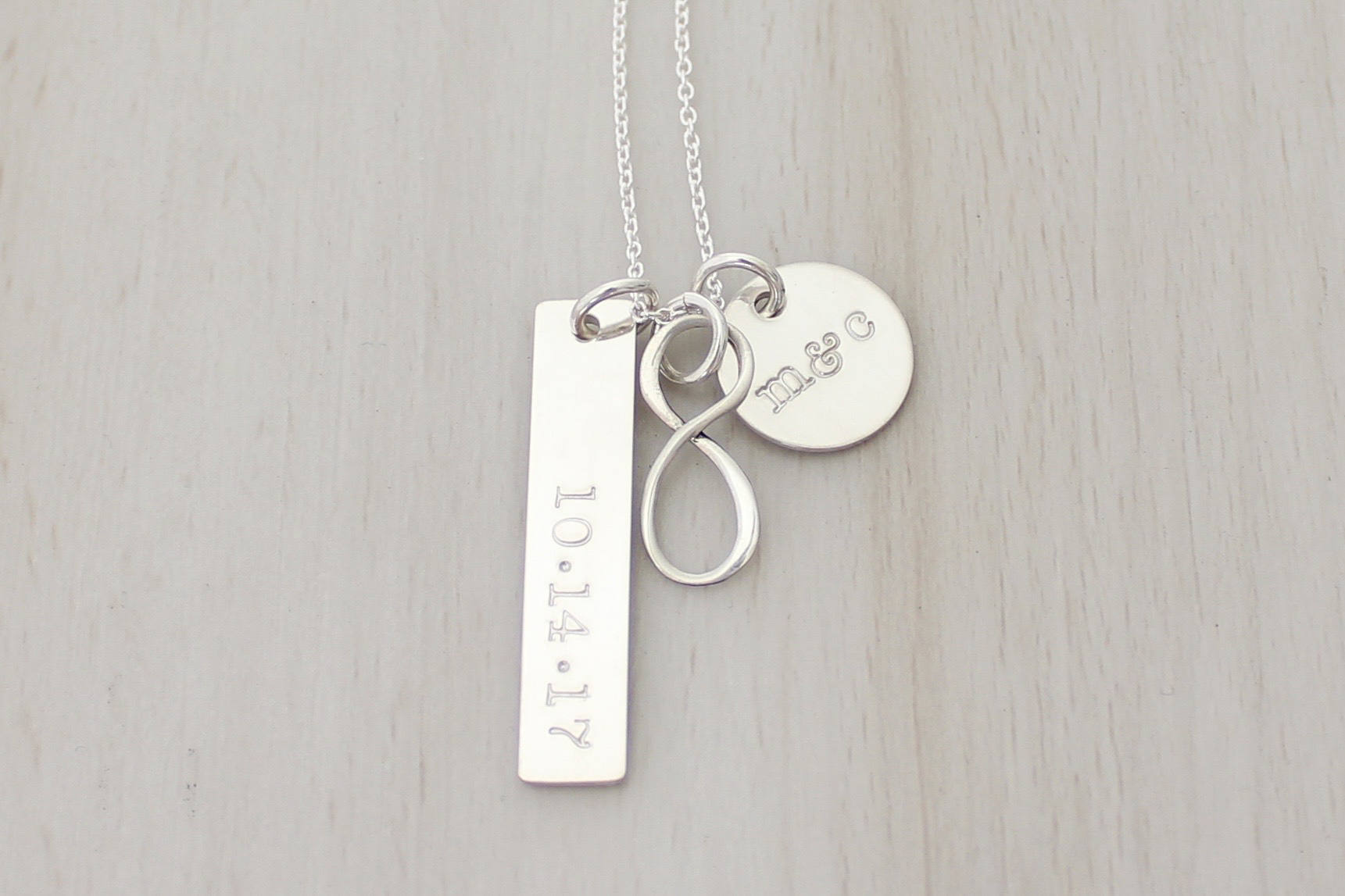 Personalisierte Infinity Halskette f&uuml;r Mama - Baby Name Geschenk f&uuml;r neue Mutter