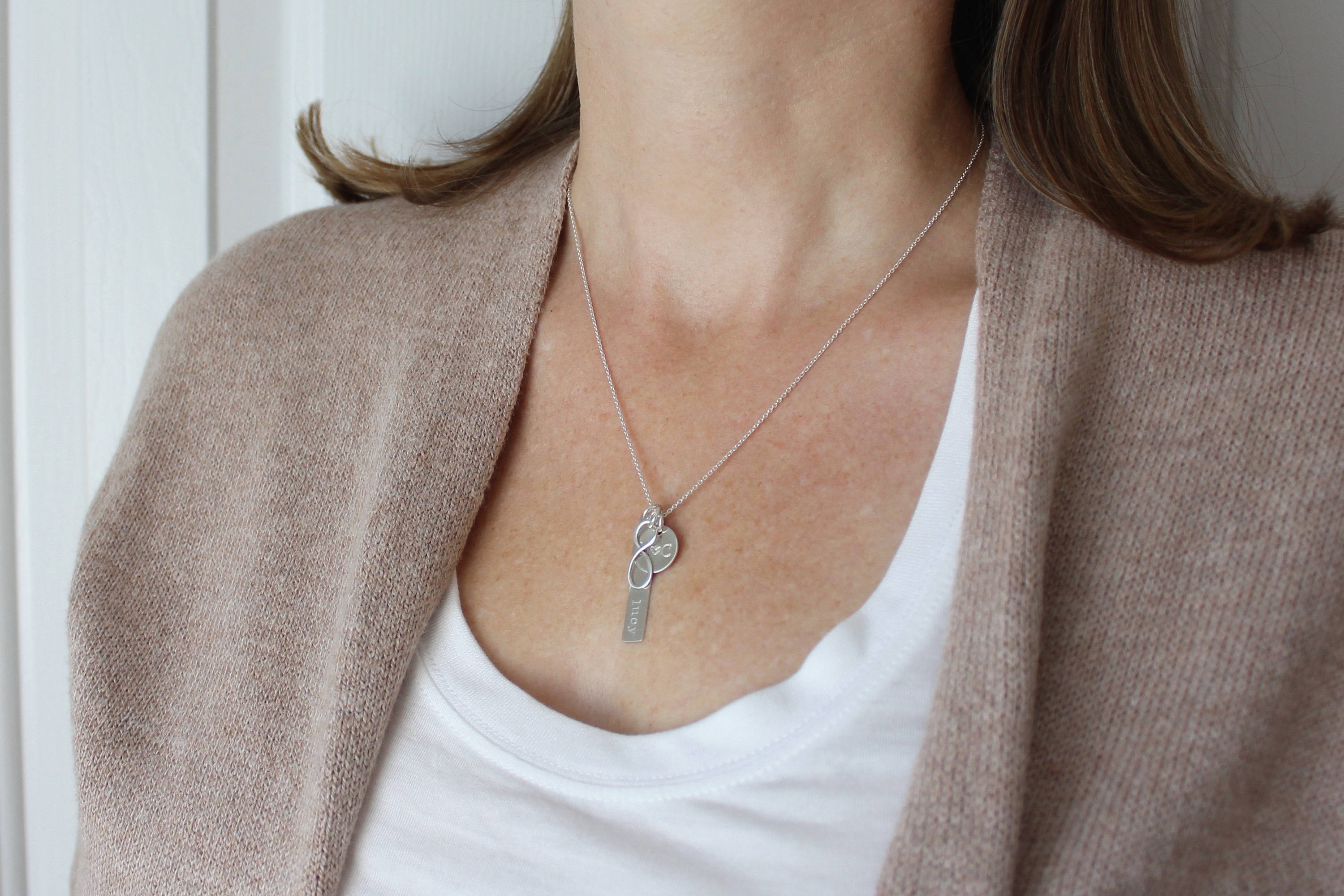 Personalisierte Infinity Halskette f&uuml;r Mama - Baby Name Geschenk f&uuml;r neue Mutter