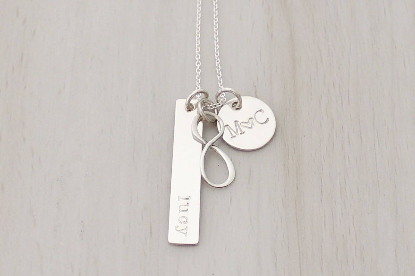 Personalisierte Infinity Halskette f&uuml;r Mama - Baby Name Geschenk f&uuml;r neue Mutter
