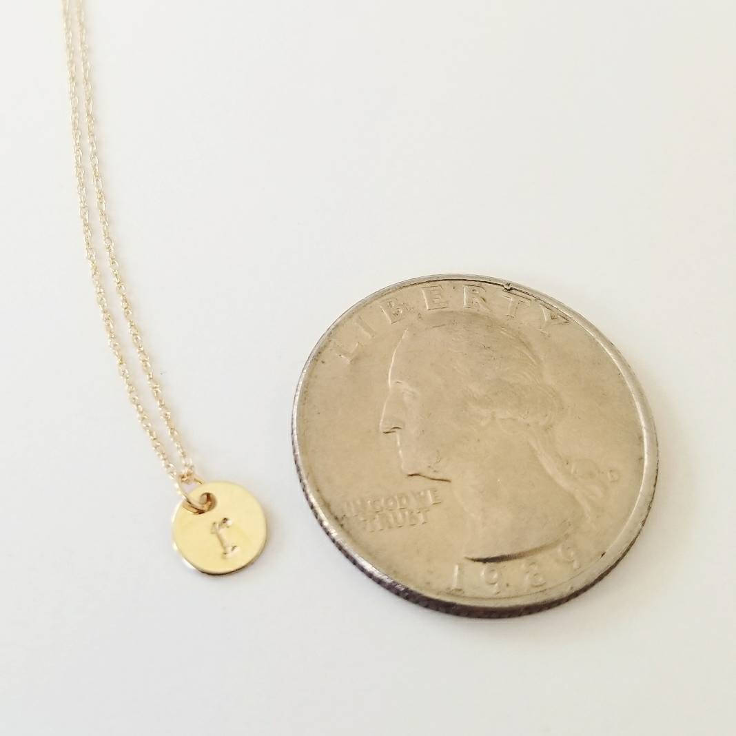 14k Gold Initial Disc Halskette - Dainty Initial Anh&auml;nger - Handgestempelter Kreis Anh&auml;nger - Solide Gold Brief Halskette - Amulett