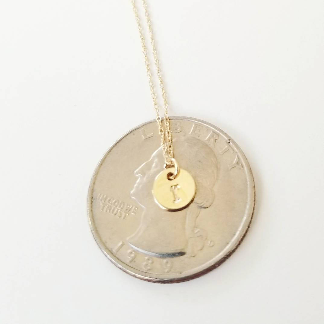 14k Gold Initial Disc Halskette - Dainty Initial Anh&auml;nger - Handgestempelter Kreis Anh&auml;nger - Solide Gold Brief Halskette - Amulett