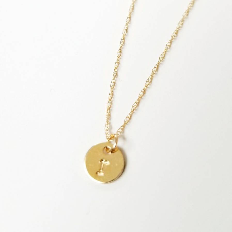 14k Gold Initial Disc Halskette - Dainty Initial Anh&auml;nger - Handgestempelter Kreis Anh&auml;nger - Solide Gold Brief Halskette - Amulett