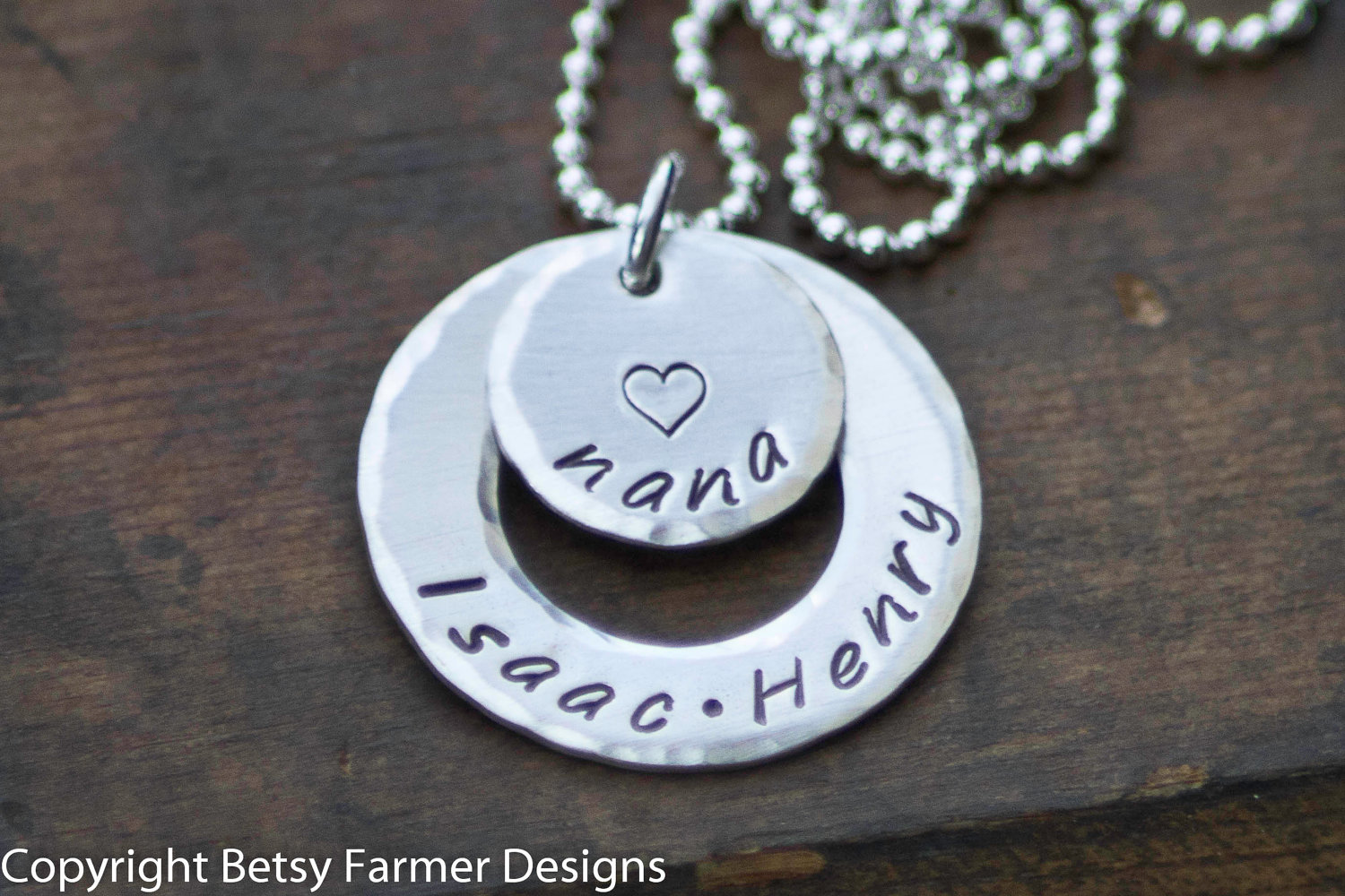 Personalisierte Gra Halskette f&uuml;r Nana Enkelkinder - Handgestempelter Schmuck aus Sterling Silber von Betsy Bauer Designs