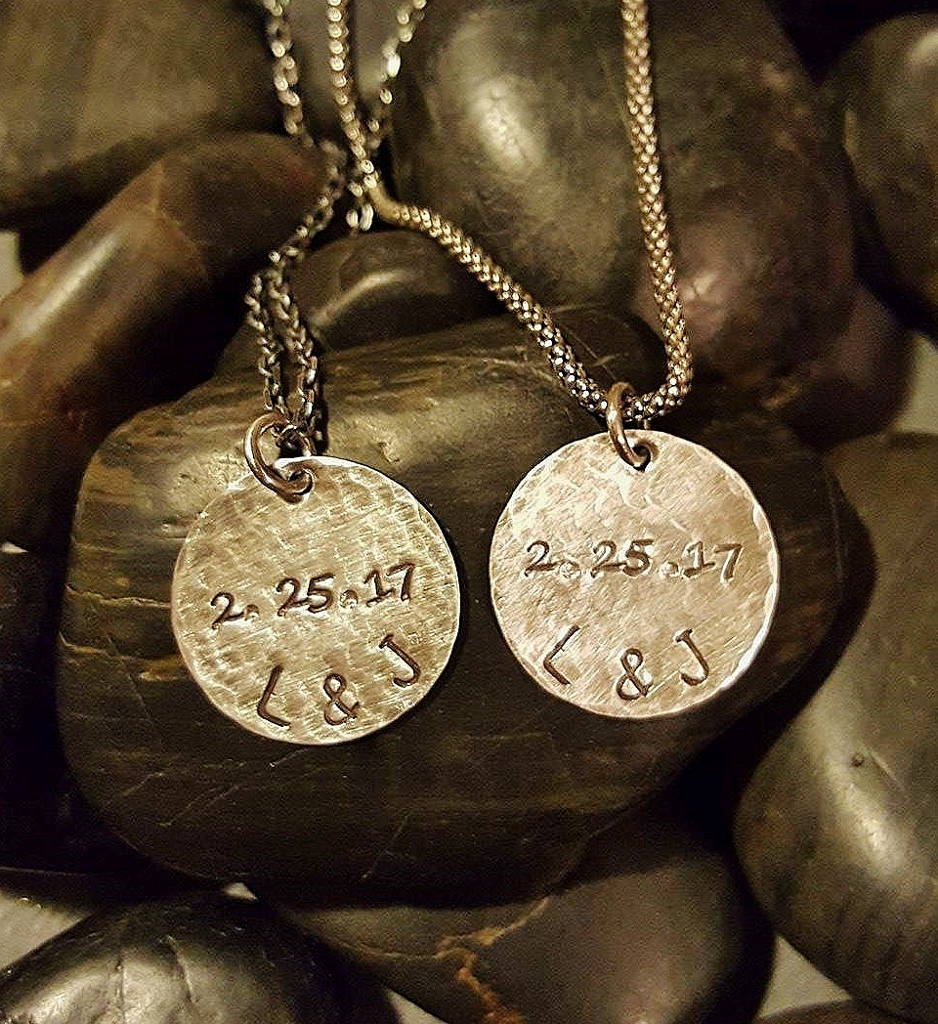 Personalisierte Halsketten Set f&uuml;r Paare - Initialen und Datum - Sterling Silber - Jahrestagsgeschenk
