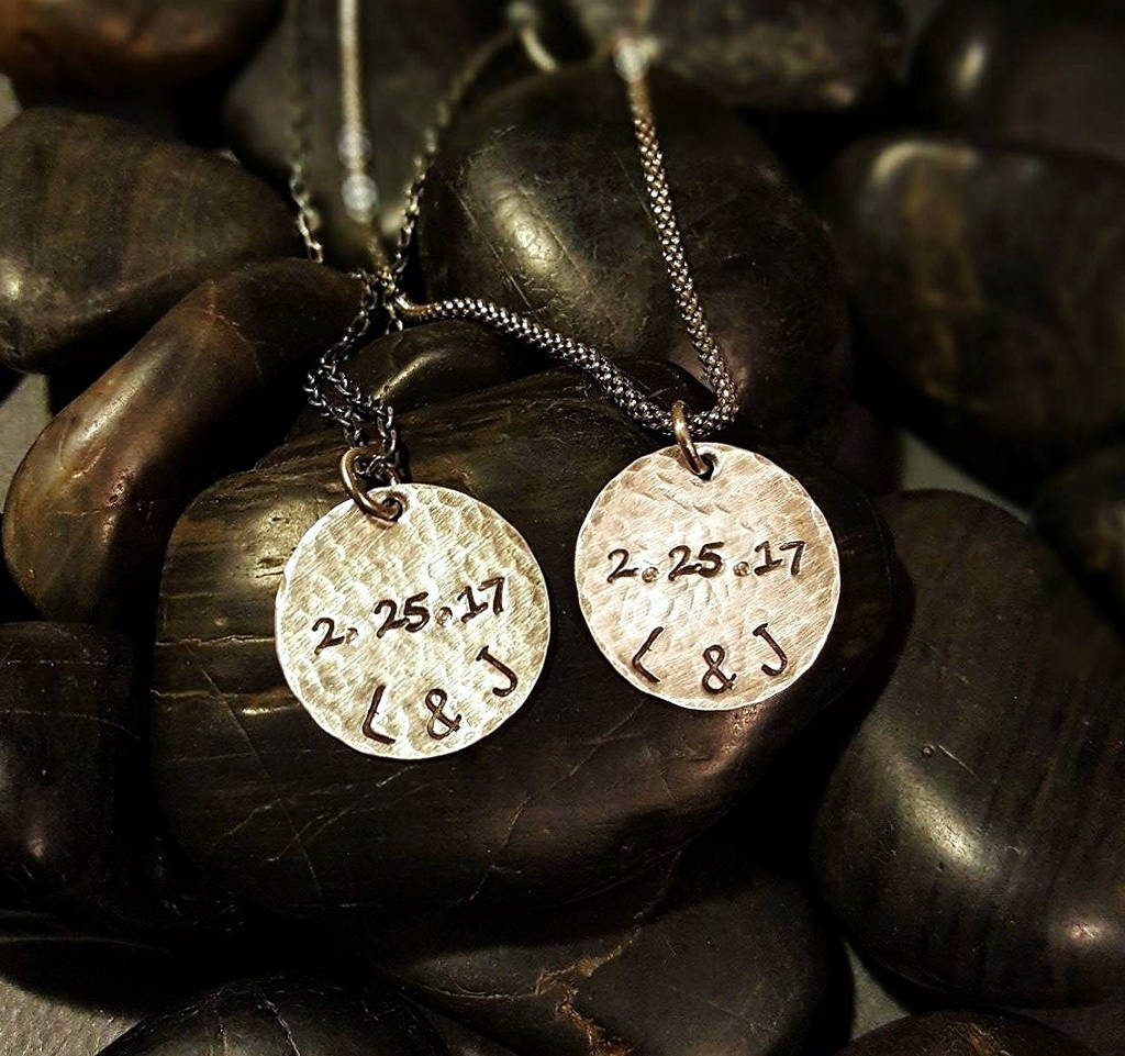 Personalisierte Halsketten Set f&uuml;r Paare - Initialen und Datum - Sterling Silber - Jahrestagsgeschenk