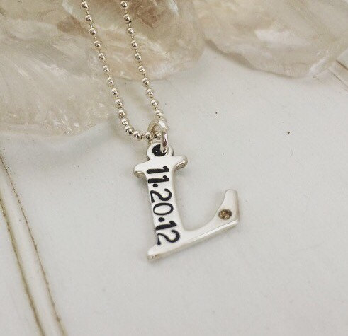 Personalisierte Initial Halskette aus Sterling Silber mit Datum - Mutter Halskette - Brief und Geburtstag