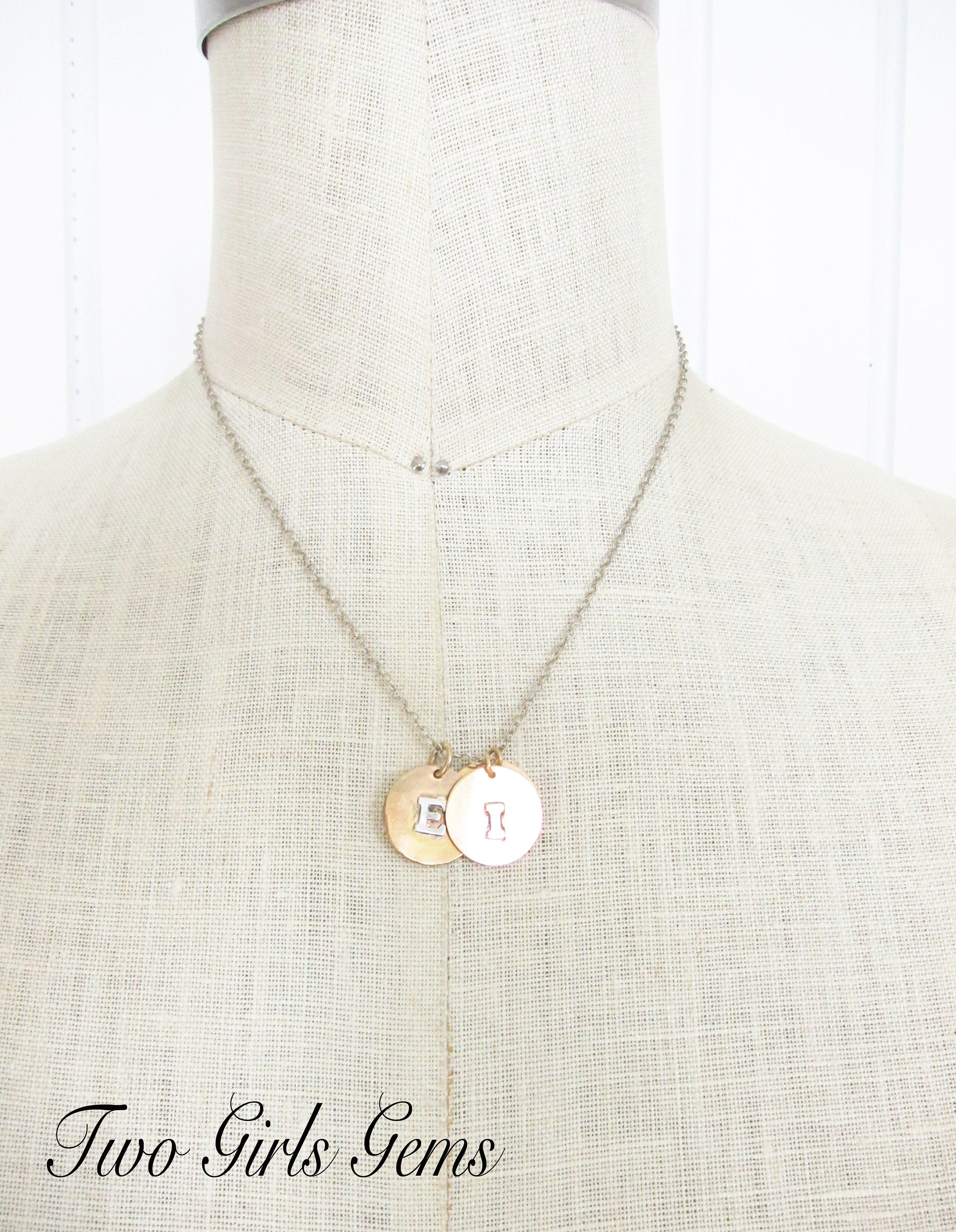 Personalisierte Monogramm Halskette mit zwei Frauen Gems in Gold und Silber