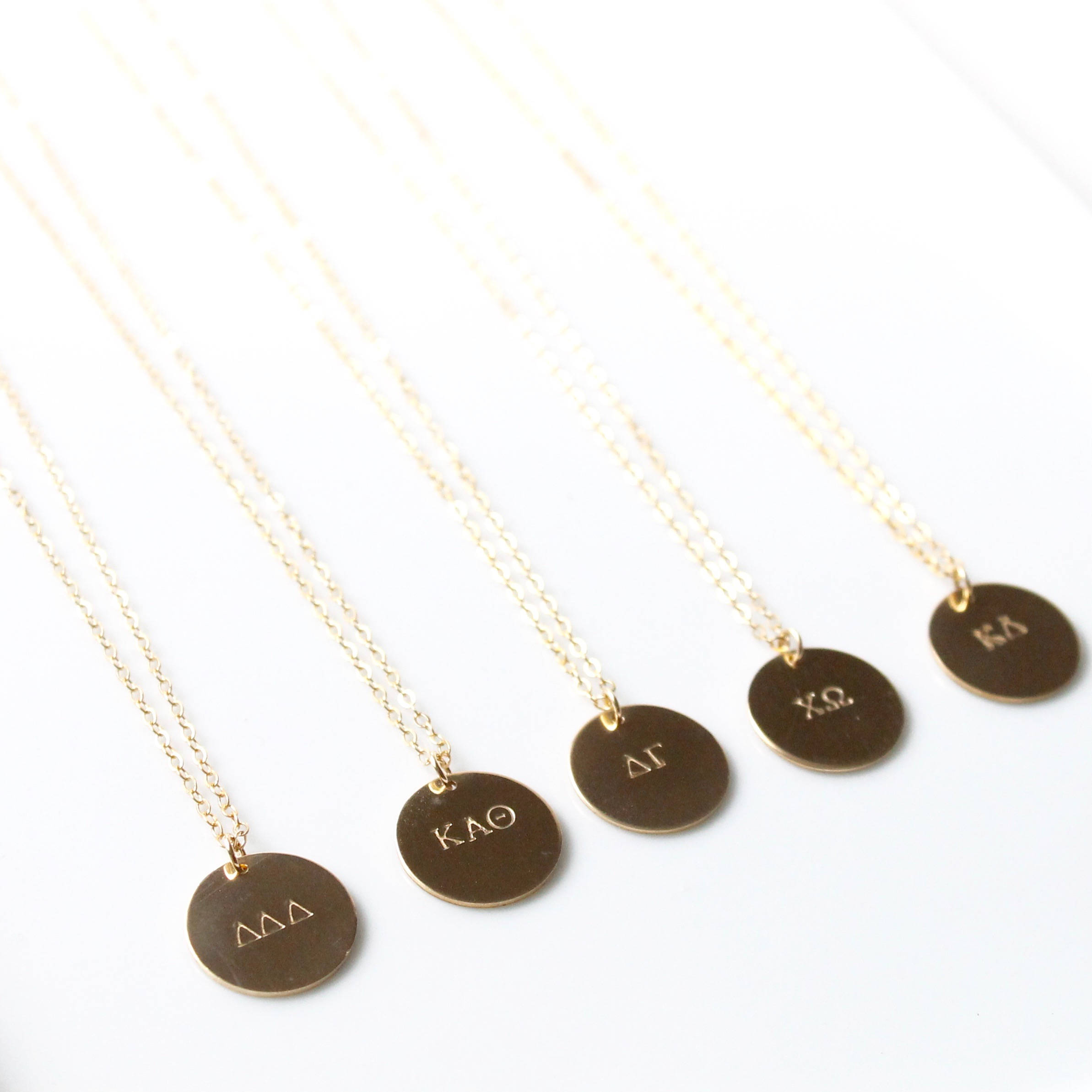 KAPPA DELTA Halskette KD Maxi Goldcharme Sorority Lange Halskette 14k Gold gef&uuml;llt