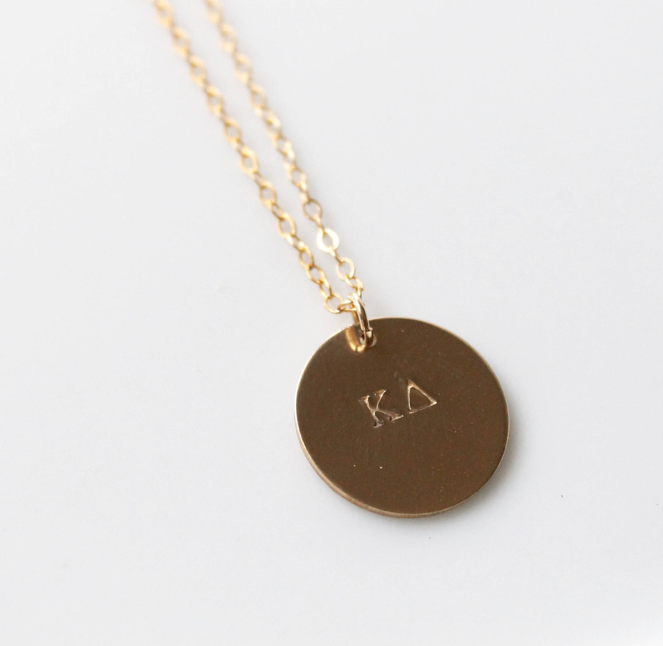 KAPPA DELTA Halskette KD Maxi Goldcharme Sorority Lange Halskette 14k Gold gef&uuml;llt