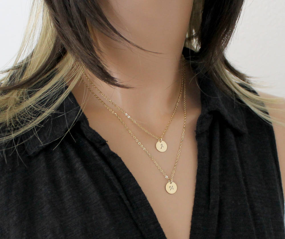 Personalisierte Layered Anfangshalsketten Set in Gold und Silber - Dainty Layering Halskette mit Initial Disc - Ideales Geschenk f&uuml;r Freundinnen