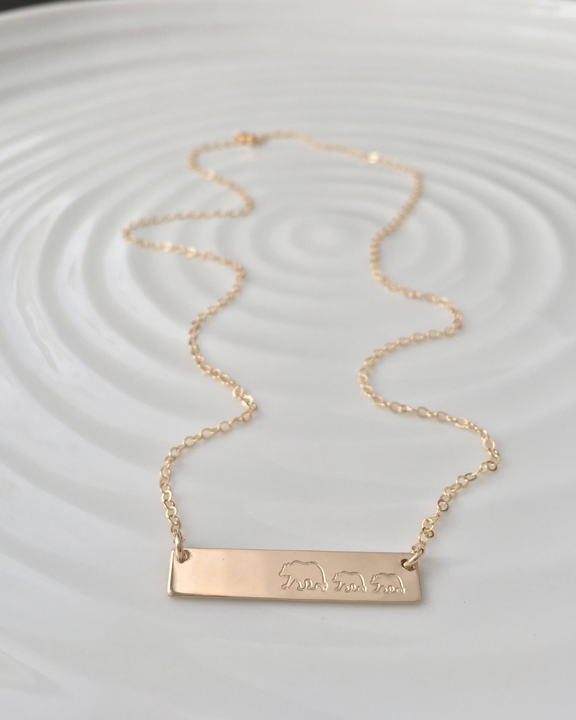 Personalisierte Mama Bear Bar Halskette Gold gef&uuml;llt | Hand gestempelt | Individuelle Schichtung Kette | Geschenk f&uuml;r sie | Weihnachtsgeschenk