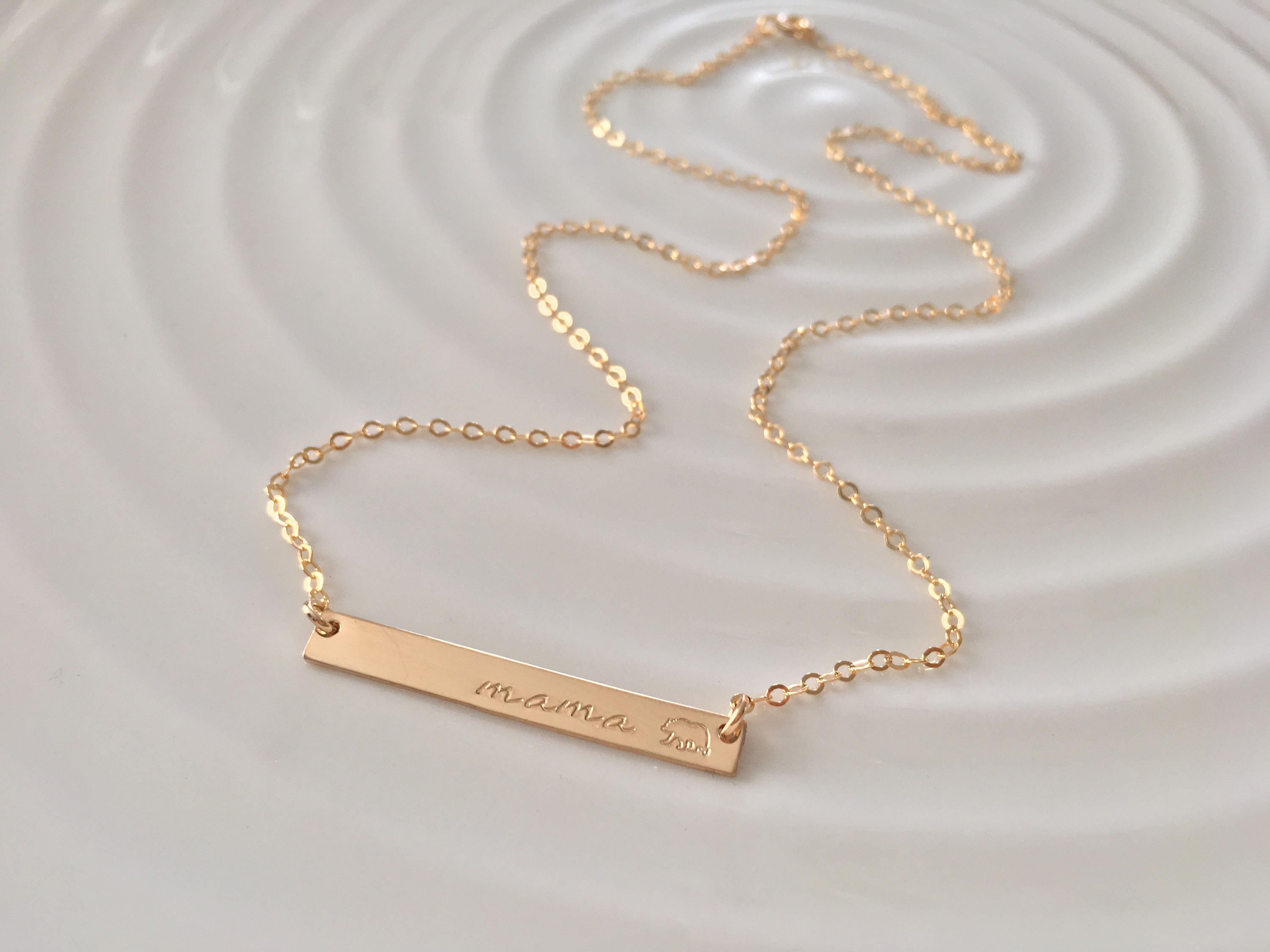 Personalisierte Mama Bear Gold Bar Halskette | Handgestempelt | Gold gef&uuml;llt | Individuelle Schichtung Kette | Geschenk f&uuml;r sie | Weihnachtsgeschenk | Stamm Anhebung