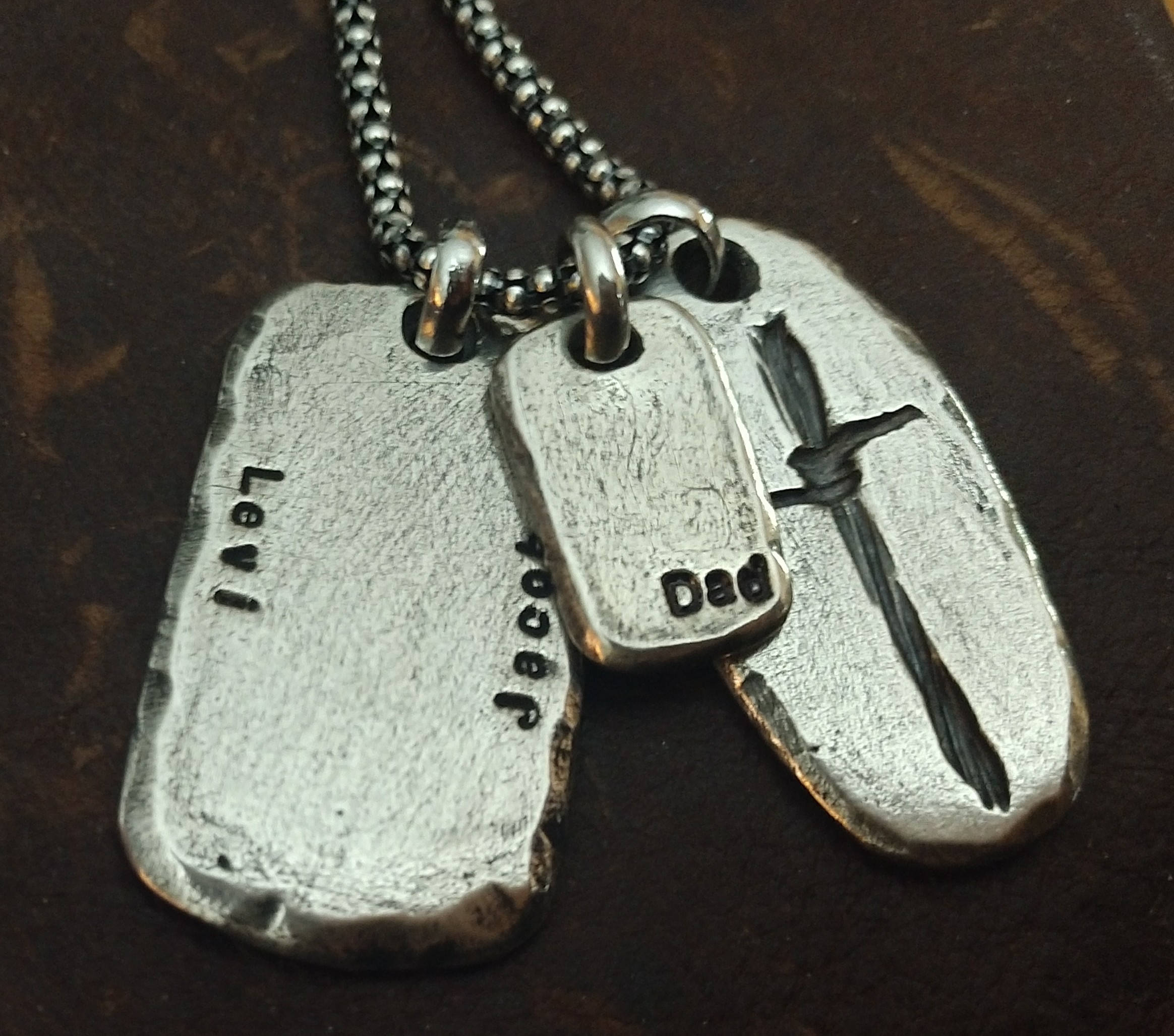 Personalisierte Halskette f&uuml;r M&auml;nner - Silber Bar mit Hand gestempeltem Namen und Datum - Amulett Weihnachtsgeschenk f&uuml;r Vater, Freund, Sohn - r&ouml;mische Ziffern