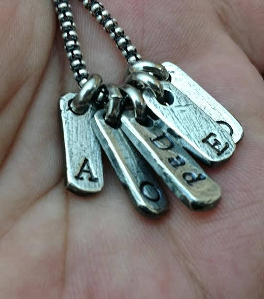 Personalisierte Namenshalskette f&uuml;r Damen und Herren - Namensschild Halskette mit individuellem Namen - Name Bar Schmuck - Unisex Halskette - Geschenk f&uuml;r Vatertag von Tochter