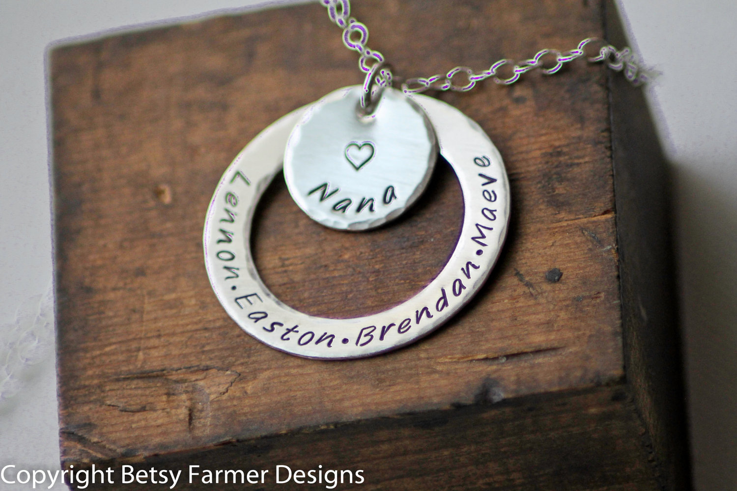 Personalisierte Nana Halskette mit Gravur Namen aus Sterling Silber - Weihnachtsgeschenk von Betsy Bauer Designs