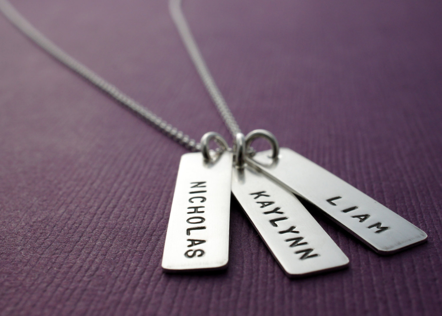 Personalisierte Baby Name Halskette mit DREI handgestempelten Namen Anh&auml;ngern in Sterling Silber - Rechteckige Bar Halskette als Geschenk f&uuml;r Mutter oder Gro&szlig;mutter