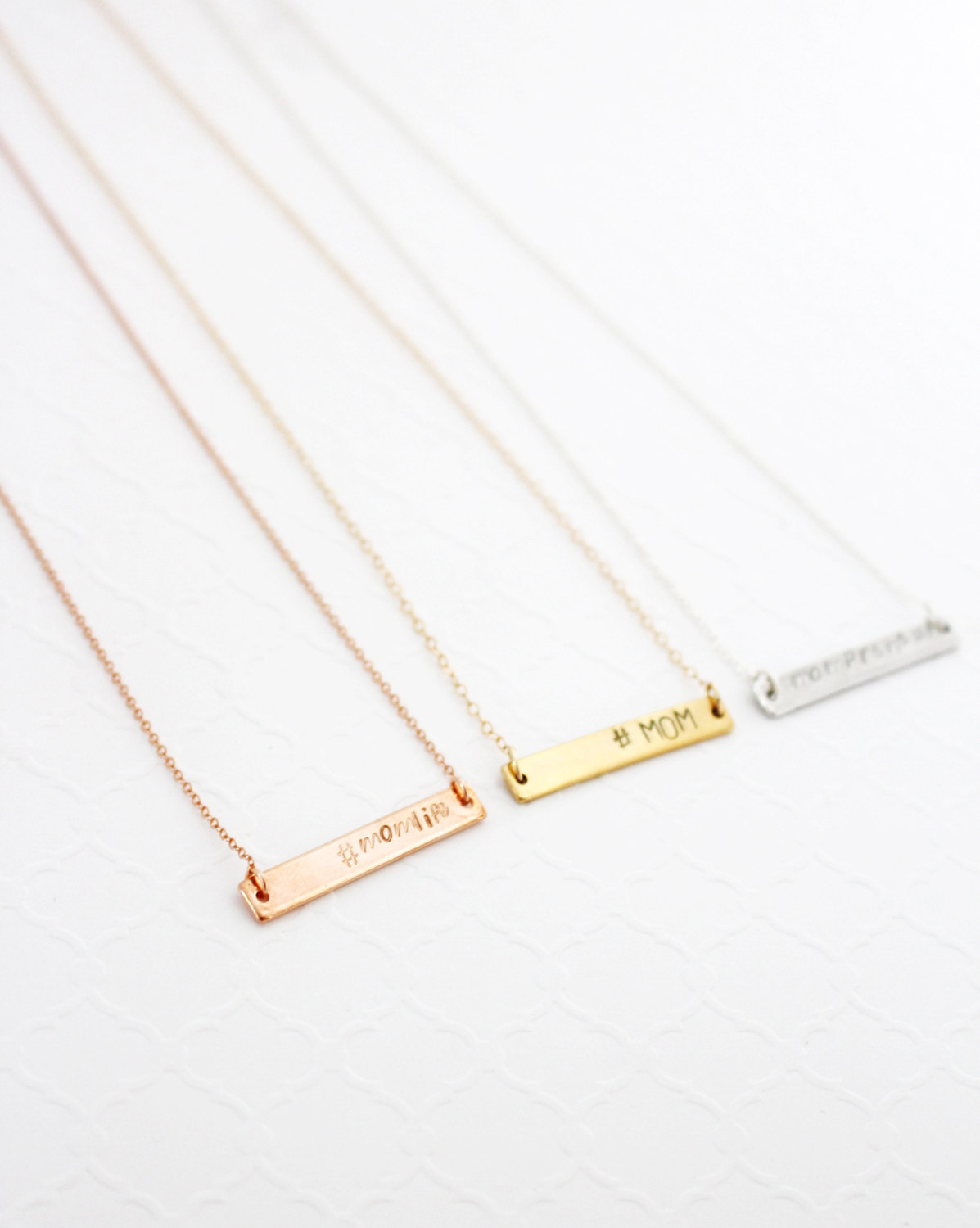 Personalisierte Bar Halskette f&uuml;r M&uuml;tter - Geschenk f&uuml;r werdende M&uuml;tter - Geburtstagsgeschenk von Sohn und Tochter - Hashtag Mom Halskette