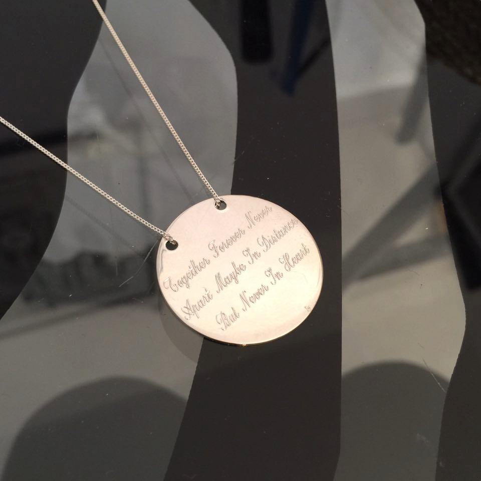 Personalisierte Disc Halskette aus Sterlingsilber mit Gravur - Amulett Geschenk f&uuml;r sie - Handgestempelte gravierte Halskette