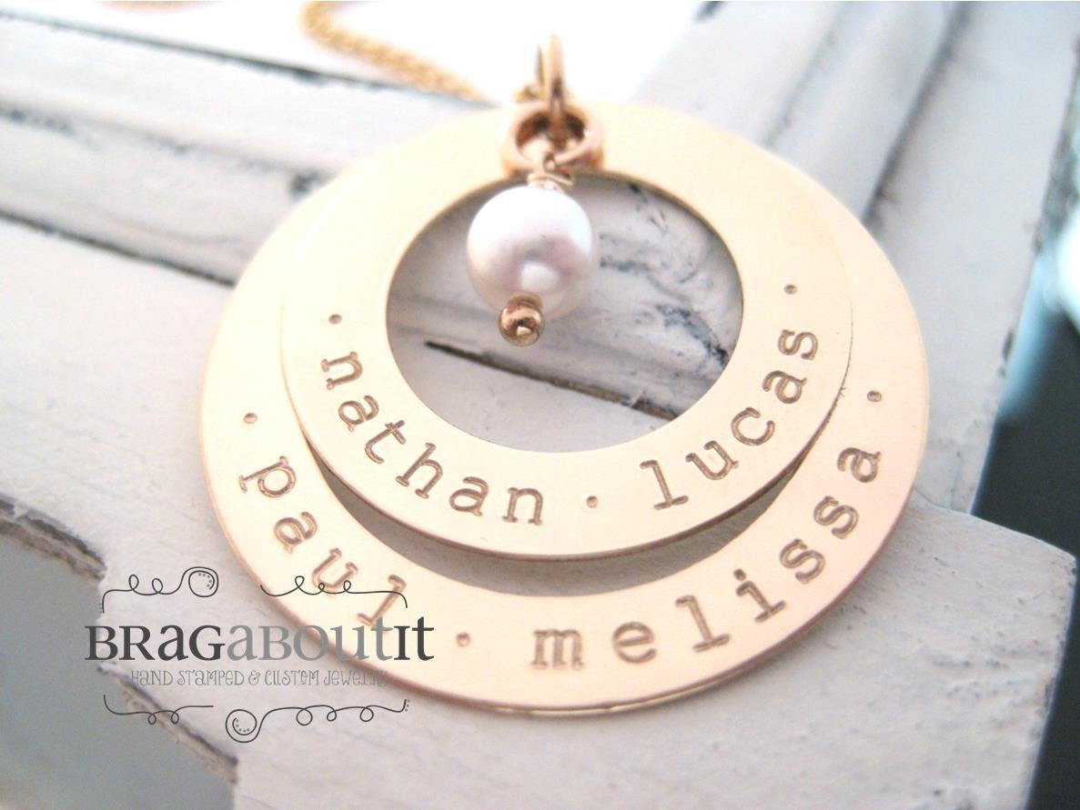 Personalisierte Hand Stamped Halskette aus 14K Gold gef&uuml;llt - Familie f&uuml;r immer
