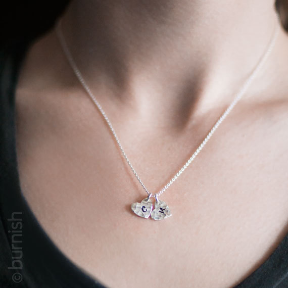 Personalisierte Anfangshalskette f&uuml;r Mutter und Gro&szlig;mutter - Handgestempelter Schmuck Herz Halskette - Personalisiertes Geschenk f&uuml;r Mama oder Oma