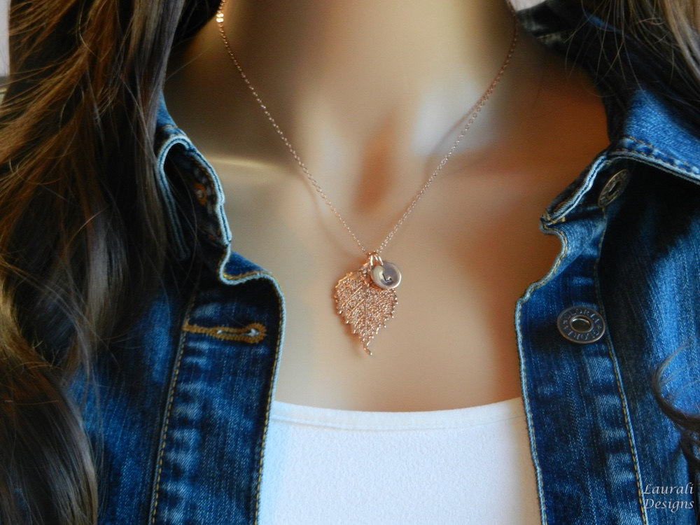 Personalisierte Halskette mit echtem Blatt in Rosegold - Initialen Schmuck - Brautjungfern &amp; Weihnachtsgeschenk