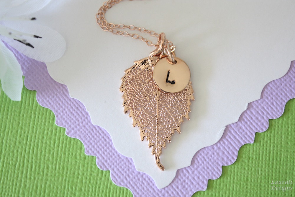 Personalisierte Halskette mit echtem Blatt in Rosegold - Initialen Schmuck - Brautjungfern &amp; Weihnachtsgeschenk