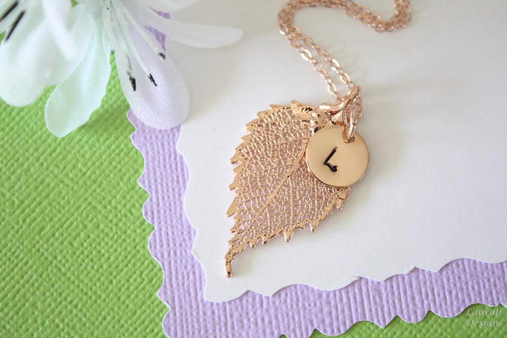 Personalisierte Halskette mit echtem Blatt in Rosegold - Initialen Schmuck - Brautjungfern &amp; Weihnachtsgeschenk