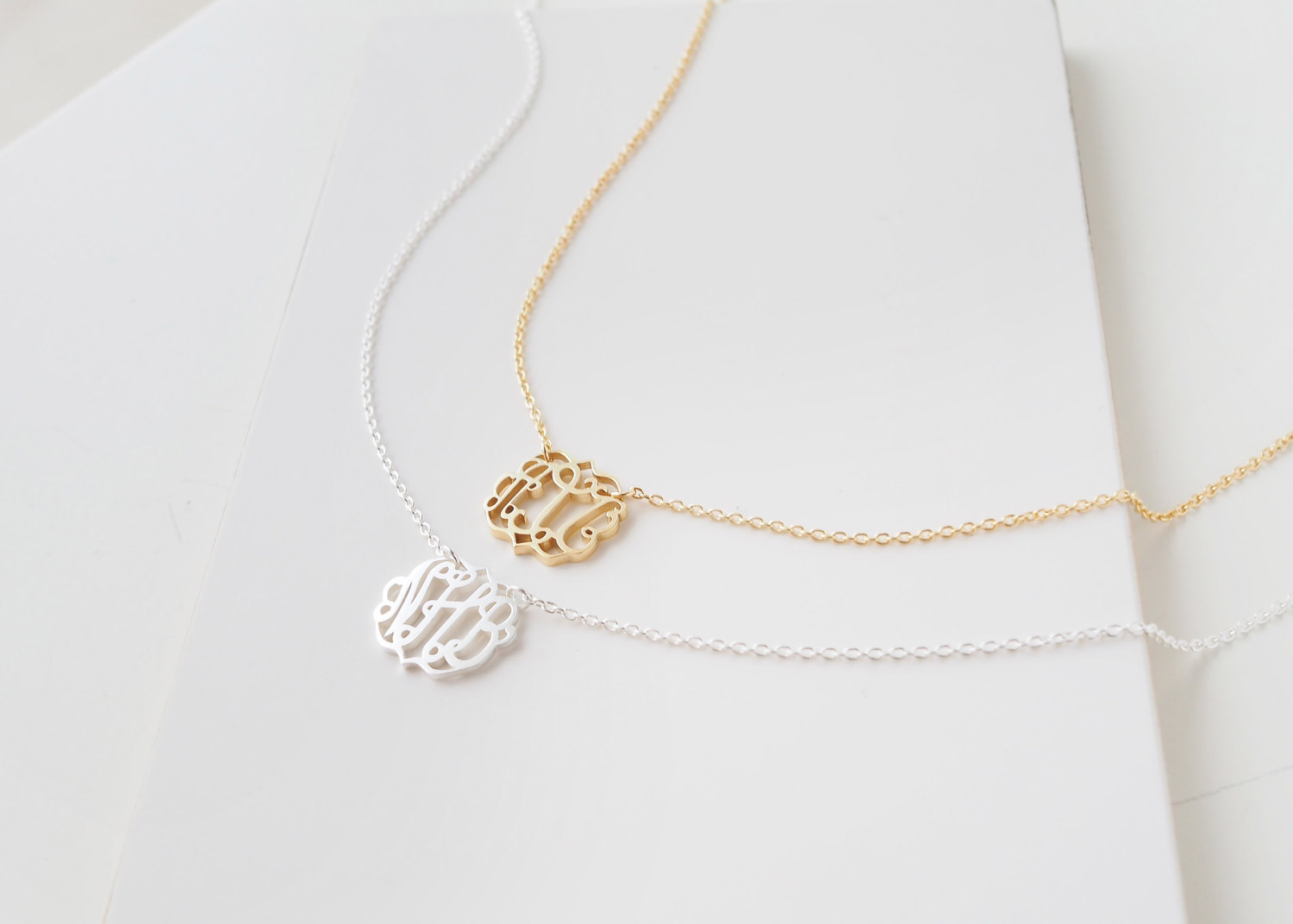 Monogramm Halskette Personalisiert - Initialen Schmuck f&uuml;r Brautjungfern