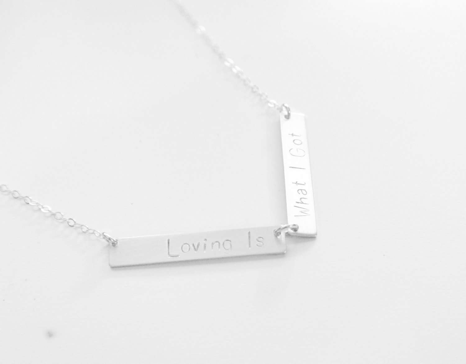 V-f&ouml;rmige Bar Halskette | Personalisierte Chevron Kette Gold &amp; Silber | Handgestempelt