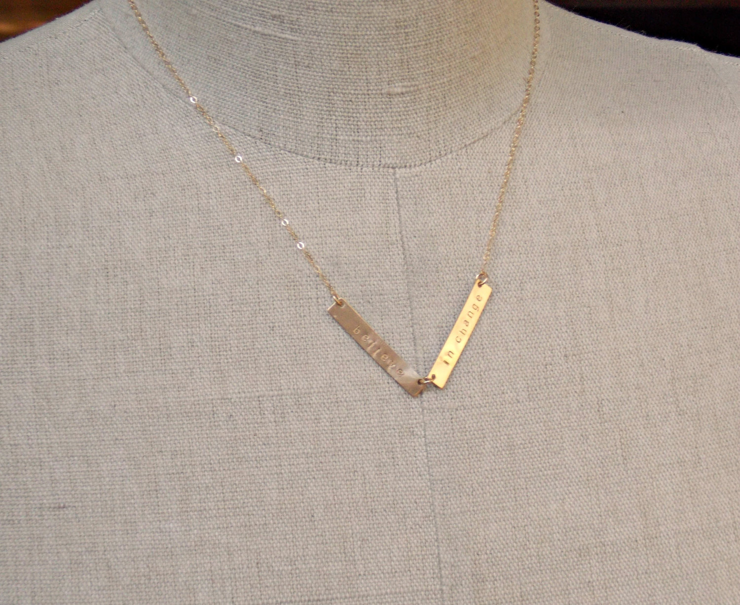 V-f&ouml;rmige Bar Halskette | Personalisierte Chevron Kette Gold &amp; Silber | Handgestempelt