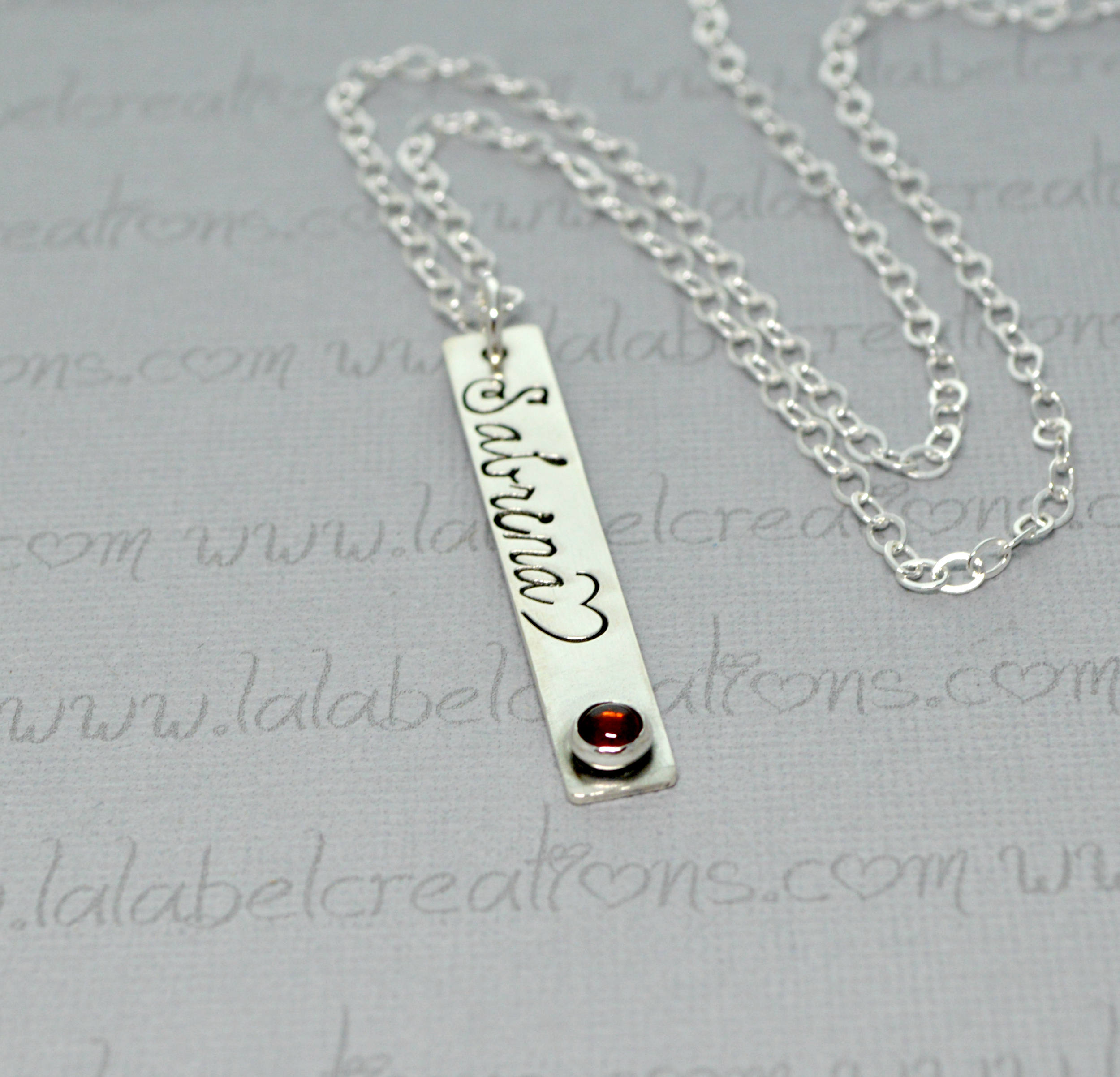Personalisierte Vertikale Bar Halskette aus Sterling Silber mit Geburtsstein - Schmuck f&uuml;r Mamma - Namenshalskette