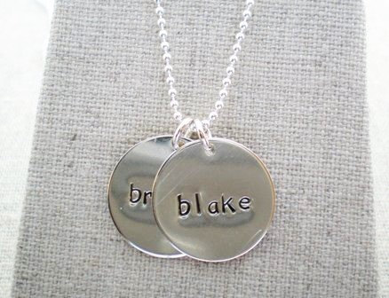 Personalisierte Namensschild Schmuck Halskette f&uuml;r M&uuml;tter und Gro&szlig;m&uuml;tter - Geschenk mit 2 Namen f&uuml;r Muttertag - Malisay Designs